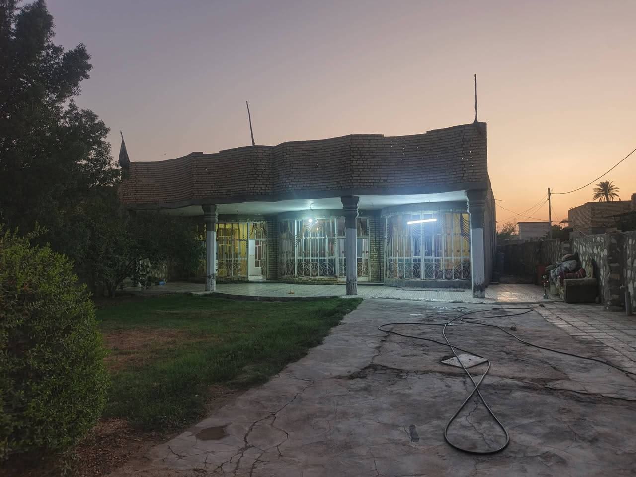 دار للبيع مع مشتمل
الدار

المساحة 800متر 
طابو زراعي سند 25
متكون من 
غرفة عدد. 2-4×5 والثانية سويت 6×5
صالة 10×4
الاستقبال 10×4
المطبخ حار 3×2 والبارد 5×4
صحيات داخية وخارجية 
ممر داير مدار البيت 
المشتمل 
متكون من
غرفة وصالة ومطبخ وصحيات 

الموقع حي العسكري قرب مولدة احمد فيصل
للستفسار اكثر مراسلة الصفحة او الاتصال عل الرقم 
***********
