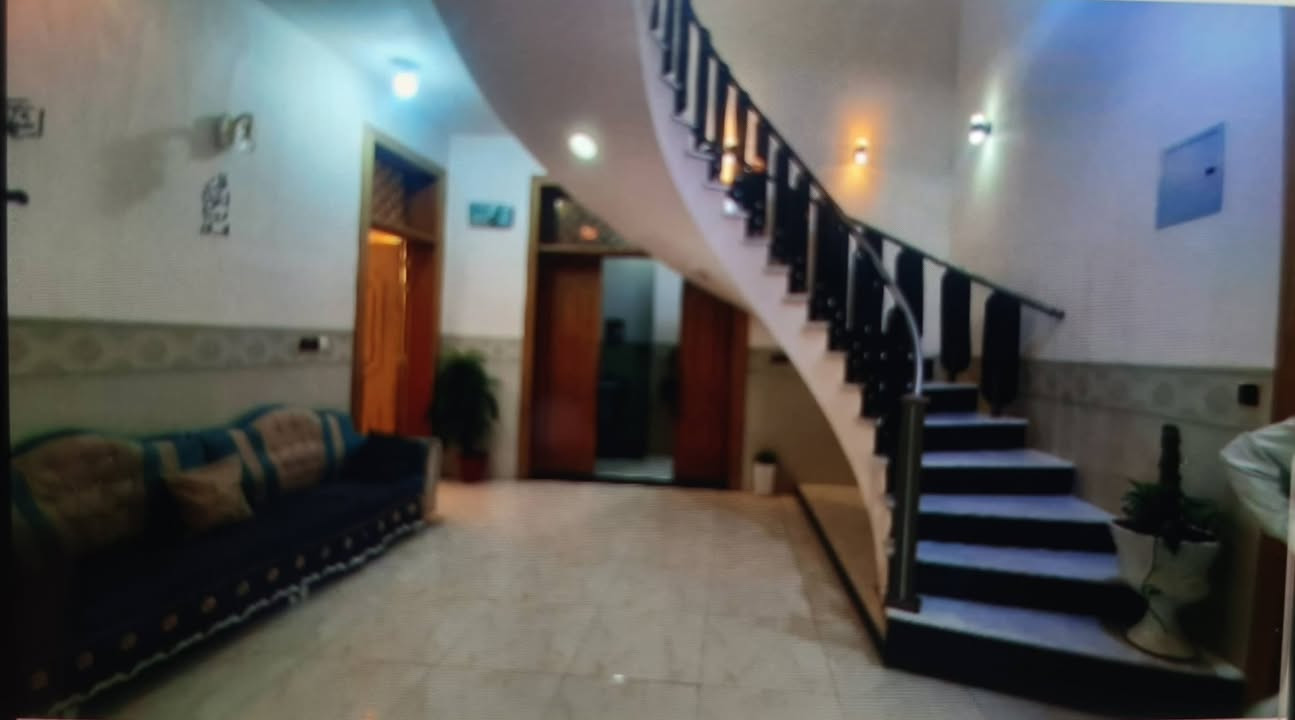 بيت حديث 300متر بكرلي بداية شارع الغسل يتكون من حديقه كراج صحيات خارجيه واستقبال هول مطبخ صحيات وغرفتين نوم السعر ب145فقط وبي مجال سند25تحويل باسم المشتري مباشر ***********
