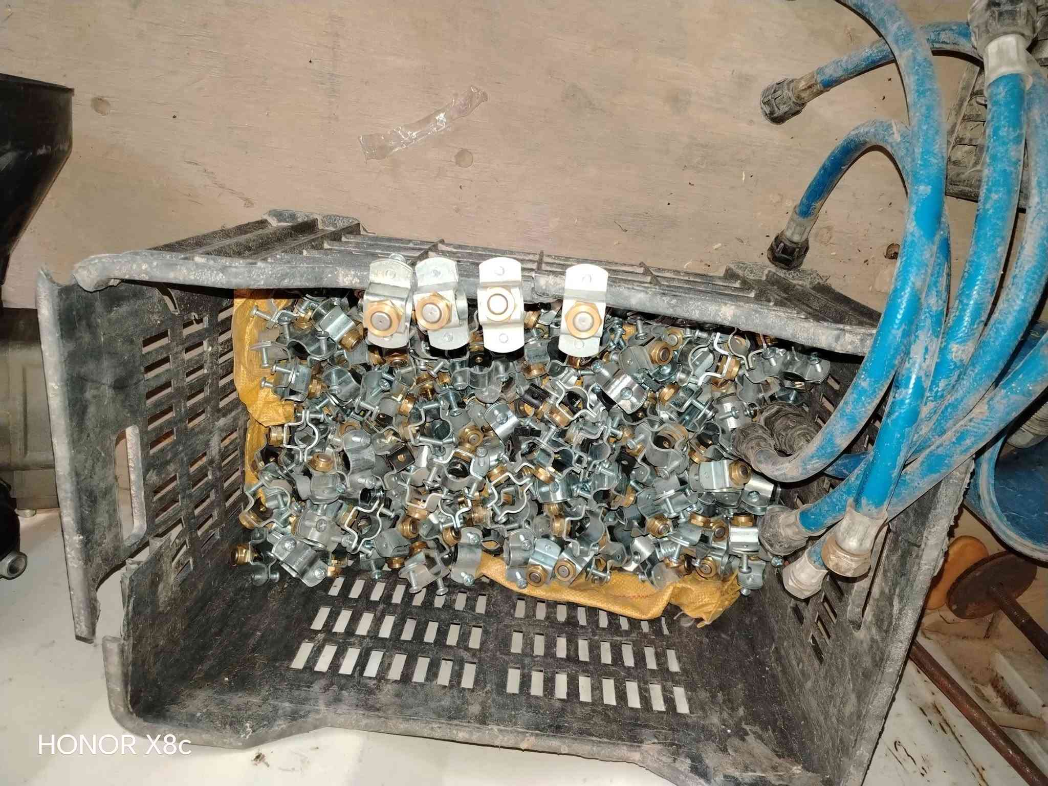 للبيع مواطير مرشات 4 بستم ويوجد كير بوكس ناثرات ويوجد عيون مرشات ابنسب الأسعار العنوان واسط العزيزية معرض القمة رقم ***********
***********

نص مكتوب في الصور:
- HONOR X8c
