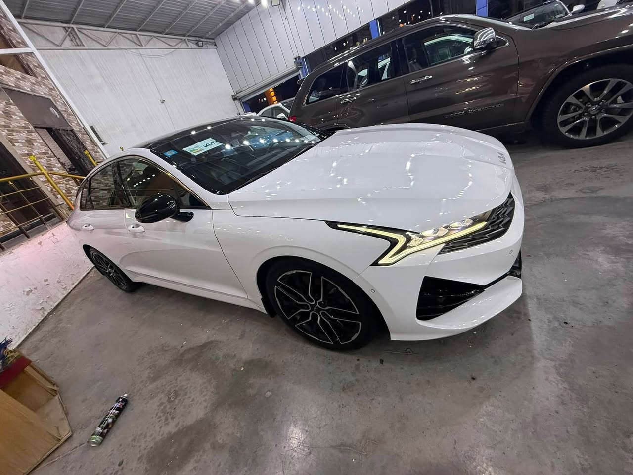 السلام عليكم 
من رخصه الادمن المحترم 
للبيع او مراوس باقل سعر 
K5.  GT 2024. فول 1/1. وارد امريكي 
الضرر. ( جاملغ ايمن نفسه مصلح + بنيد مبدل اصلي مصبوغ. يعني السياره بيه قطعه واحده فقط تبديل والباقي ليبل واحد)
محرك. 2500 تيربو. 290 حصان انسى شي اسمه دوانص يعني تطارح ويا الجارجر 
كيرر. 8 نمر رياضي 
رادر امامي مع توقف ذاتي 
رادار جانبي عدد 2 مع انذار 
بصمه تشغيل وابواب وتشغيل عن بعد 
تبريد بيانو امامي خلفي. وكشنات جلد وكهرباء وهيتر 
بانو راما سقف 
شفتات بالستيرين وستيرن سبورت. ايرباك مصلح نفسه مال الدركه 
شاشة حجم كبير. وكار بلي 
شحن هاتف نقال 📲 واير ليس
انظمه قياده عدد 5 
هاند بريك بصمه مع اوتو 
بجم لد زنون
وبك لايت خلفي لد LID 
ويل كروم حجم 19. مع فجوج اصلي GT 
اللخ من المواصفات 
السياره. اني مستوره من عمان 
هزه. ارقام. سنويه. جددد بغداد. باسمي 
مكان السياره. بغداد. اليرموك 
السعر. 187$$ بيه مجال بسيط 
متوفر. صور. الحادث. مع. سونار 
اي. اعطال بالدشبول ماكو الحمدلله 
للاستفسار. ***********
وتساب.  او اتصال مباشر 
غير متوفر. ماسنجر
