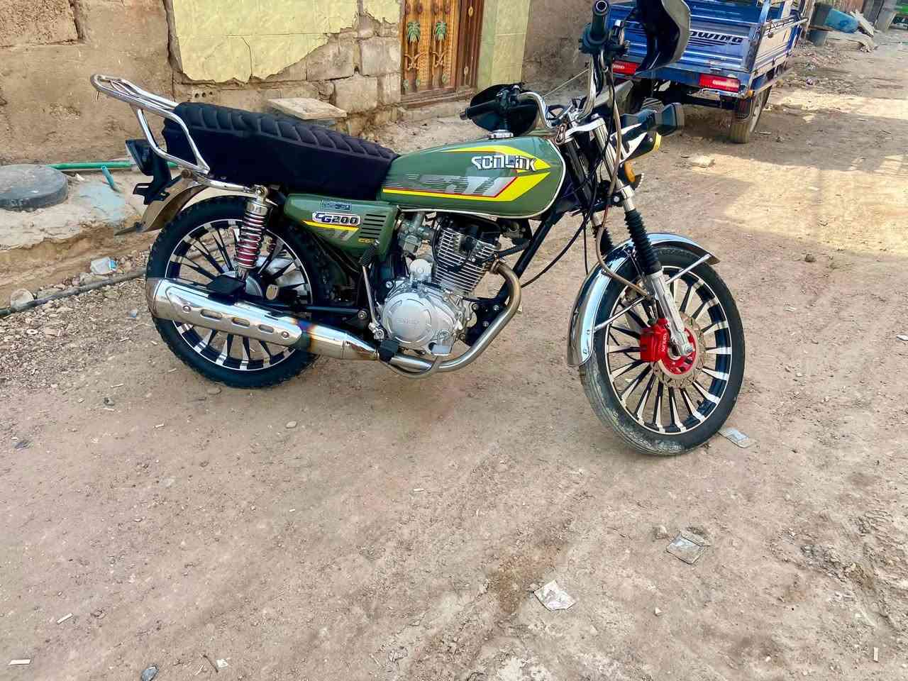 سلام عليكم دراجه5 كير سولنك الاصلي باب الاول
محرك200cc وماشيه 3 الاف بس
اوراق وياها مال معرض 
نقصها فقط اشاير وستان التعليك
عارضها ب800 وبيها مجال 
مكاني ..بغداد مدينة الصدر
رقم***********

