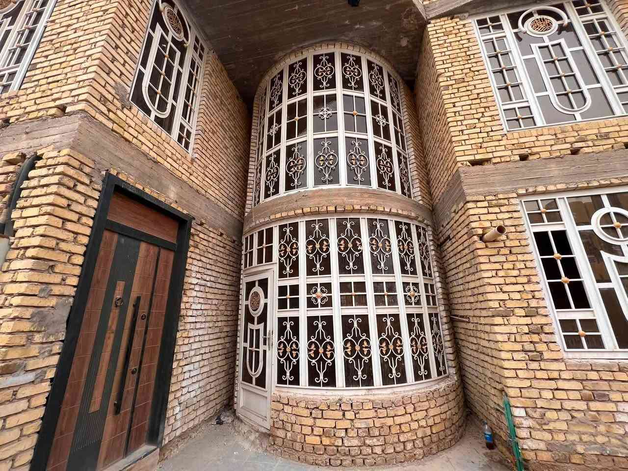 🏡 عقار متكامل للبيع: دار طابقين + شقة مستقلة + محل | جديد وغير مسكون
✨ منزل للبيع – فرصة مميزة

للبيع منزل بمساحة 216 متر مربع، ركن على شارع 20 متر، بموقع مميز وتصميم عملي.

🏠 مواصفات المنزل:

🔹 طابقان

🔹 4 غرف نوم

🔹 صالة معيشة

🔹 غرفة استقبال

🔹 مطبخ

🔹 3 حمامات

🔹 كراج سيارة

🔹 حديقة

🏢 كما يحتوي العقار على شقة مستقلة:

🔹 مدخل ودرج منفصل مباشرة على الشارع

🔹 غرفتان

🔹 صالة

🔹 مطبخ

🔹 حمام

✨ العقار جديد وغير مسكون، ويتميز بمساحته الجيدة وموقعه الركني على شارع 20 متر.

📐 المساحة الكلية: 216 م²

🛣️ الموقع: الخاچية ركن على شارع 20 متر

📞 للاستفسار:

***********
