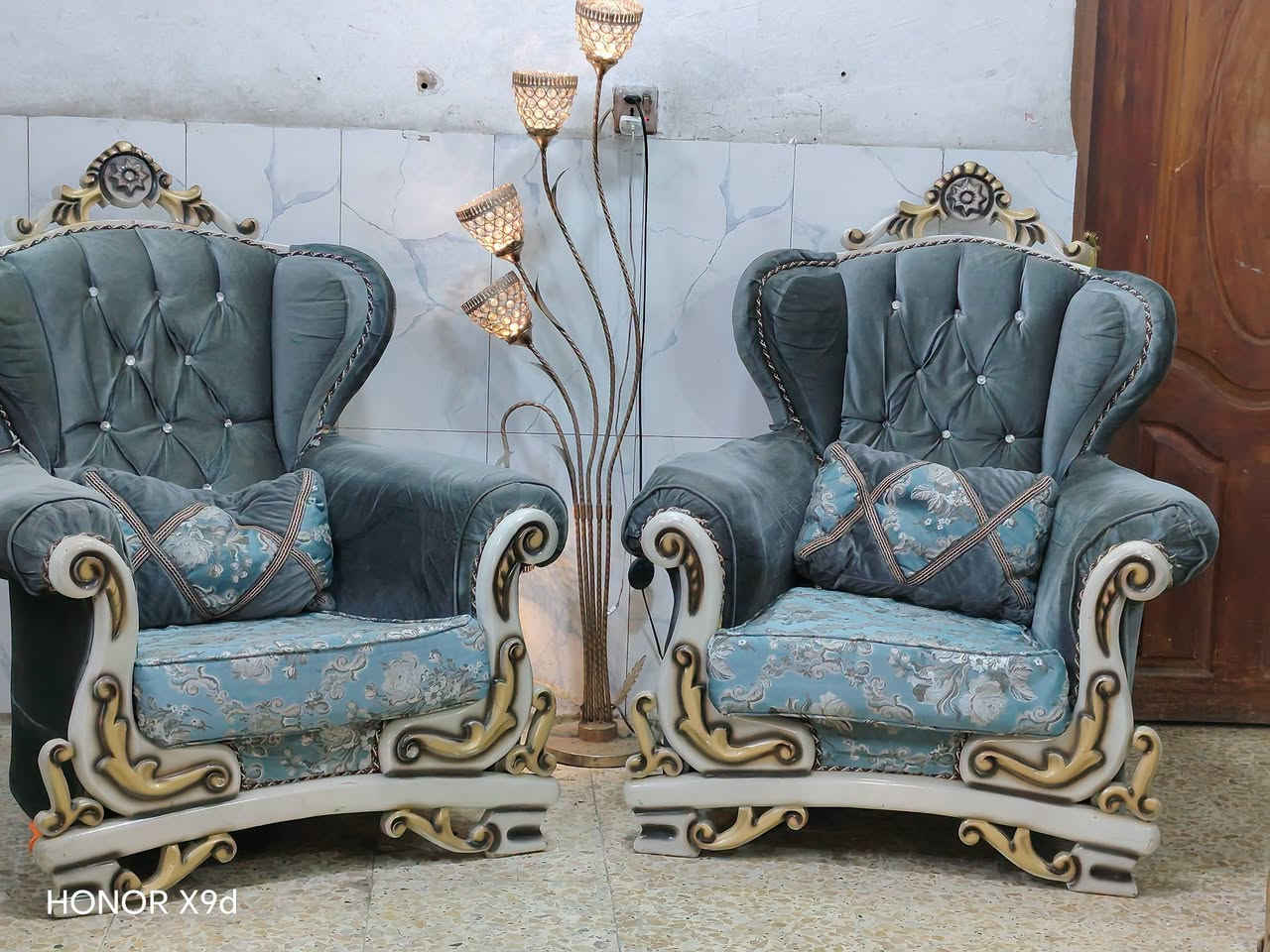 تخم زان تركي تكمه نظيف جدا 8مقاعد ب250الف وبي مجال المكان الوشاش *********** يوجد توصيل بكروة يوجد واتس اب

نص مكتوب في الصور:
- HONOR X9d