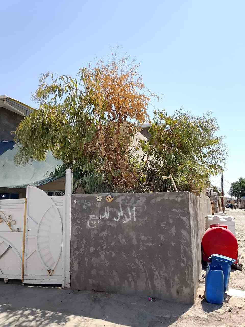 السلام عليكم بيت للبيع مساحة ٢٠٠ متر قاطين القاط الفوك مسكوف سندويج فوك ٢ غرف وجوه غرفه صاله واستقبال مطبخ وحوش وصحيات خارجيه البيت كامل من كل الجوانب وكلشي واضح بل فيديو مكان بيت خلف جامع الاكتئاب يم البانزين خانه بنص النهروان خط اول عن شارع العام *********** ***********
