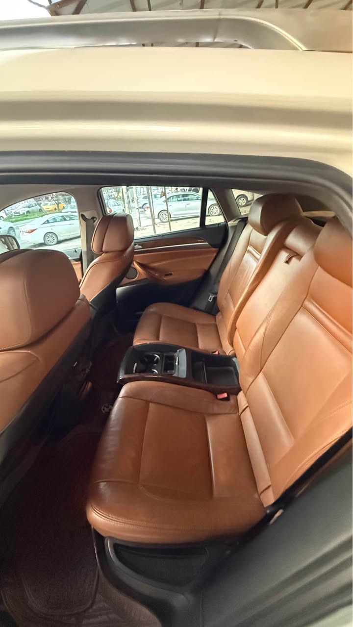 للبيع او مراوس: BMW X6 (E71) موديل 2010
سيارة بحالة ممتازة وجاهزة للاستخدام بدون أي مصاريف إضافية.
المواصفات الفنية:
المحرك: 6 سلندر Twin Turbo (N54) سعة 3.0 لتر، عزم قوي واستجابة ممتازة
ناقل الحركة: أوتوماتيك (Steptronic)
نظام الدفع: دفع كلي مستمر (xDrive)
أبرز المواصفات والتجهيزات:
فتحة سقف كهربائية
شاشة ملاحة وكاميرا خلفية مع حساسات اصطفاف أمامية وخلفية
مقاعد جلد بتحكم كهربائي وذاكرة حفظ
تشغيل بصمة وتحكم كامل من المقود (Shift Paddles)
مثبت سرعة وإضاءة زينون تفاعلية
تبريد وتدفئة ممتازة، تكييف منفصل
حالة السيارة:
المحرك، الگير،  بحالة ممتازة وفحص كامل
الصيانة الدورية بانتظام، ولا توجد أي مسجات أو أعطال كهربائيه
جاهزة للتحويل الفوري
السعر المطلوب: [138 ورقه] (قابل للتفاوض البسيط)
 [مكان السياره كركوك]
*********** كركوك, العراق
