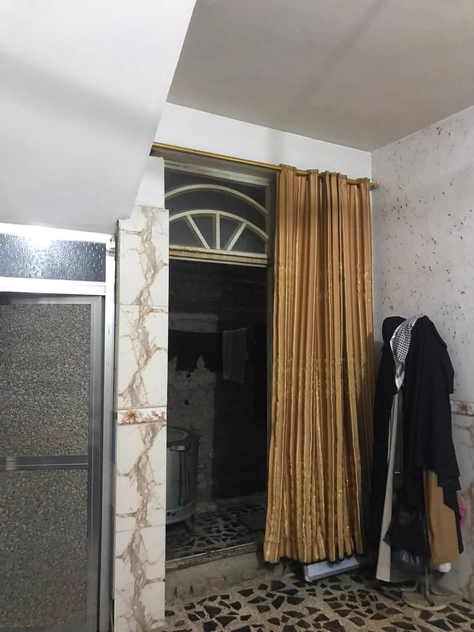 السلام عليكم دار للبيع منطقة الاورفلي بالقرب من جامع المصطفى من جهة شركة الانوار المساحة ١٥٠م الواجهة ٦م النزال ٢٥م طابقين الطابق الاول يحتوي علي گراج +صحيات خارجية +استقبال +هول+مطبخ حار ومطبخ بارد++حولي درج+غرفة نوم صحيات داخلية منور الطابق الثاني يحتوي على ثلاث غرف نوم +صحيات سند مستقل للاستفسار ***********
