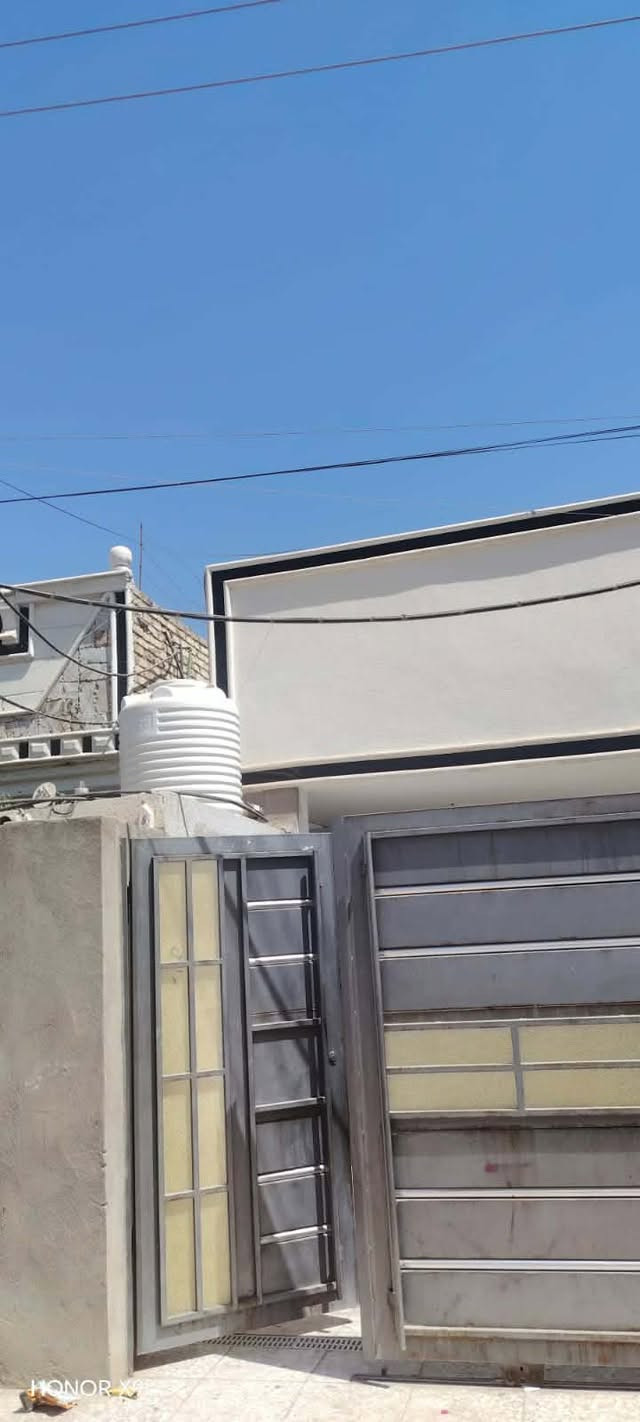 بيت للبيع مساحته 200 في حي السلام الثانية قريب جدا عل شارع ام البنين وقريب جدا عل كراج الموحد يحتوي على غرفتين نوم واحد من الغرف تحتوي على سويت وكلدور واستقبال ومطبخ حار وبارد وثلاث حمامات وحديقة وكراج سيارة للاستفسار الاتصال على الرقم ***********

نص مكتوب في الصور:
- HONOR X9c
- HONOR X9B