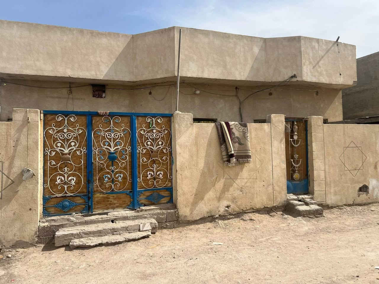 سلام عليكم بيت البيع البصره زبير الدواجن ثاني بيت علا شارع تصوير واضح تاريخ بناء2020مساحه250متر تفاصيل واضحه 
سعر34مليون  بي مجال بيع مستعجل بسبب ضورف رقم الهاتف ***********
