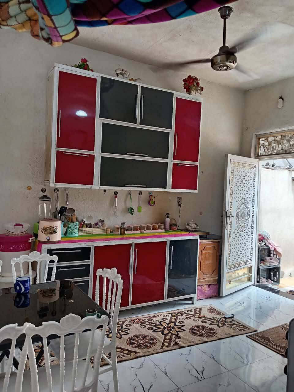 بيت 250م بلوك غرفتين وصاله ومطبخ. عوزه استقبال عكاده. بالصخين شارع علي الاكبر. يبعد عن الشارع الرئيسي 150م والشراي يتصل ***********
