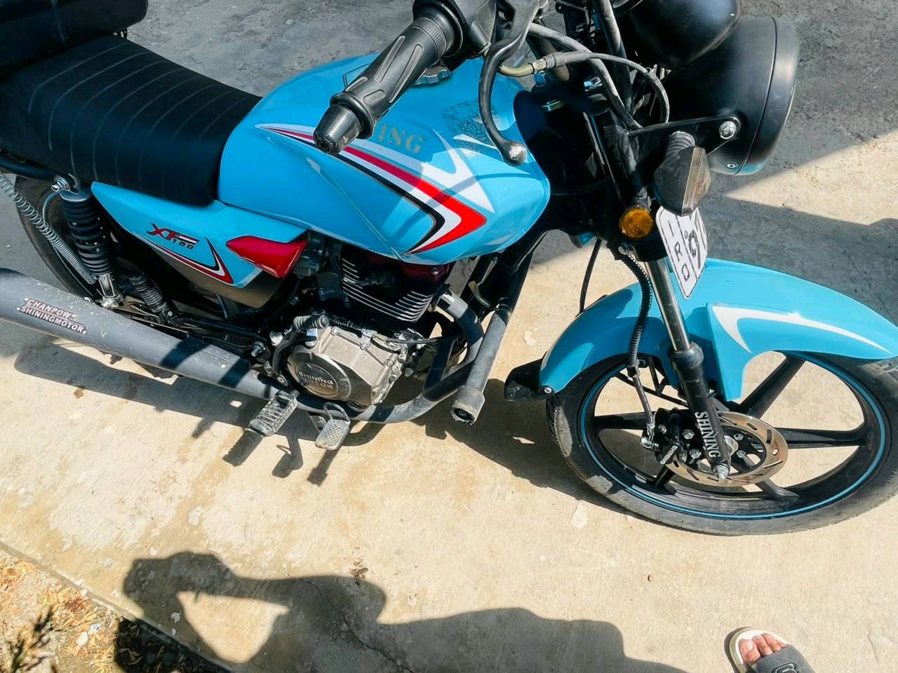 شاينك 23 موديل رقم مشروع وطني تحويل مباشر مشتغلة دلفري سبوع
سعرهة 1750 برغي ممفتوح بيهة كلشي شغال بيهة مابيهة اي نقص علق وادخلك خاص
***********
وين موقعك بالضبط حتى الزبون يعرف يجي يشوف الدراجة؟: 
بغداد ابي غريب
شاينك 23 بس شكد السعة/نوع المحرك بالضبط، وبيه أي تبديل أو صيانة حديثة؟: 
مابيهة اي صيانة
الأوراق شنو وضعها؟ هل هي أصولية/نقل رسمي أو بيها ترقيم ومطابقة كاملة؟: 
مرقم مشروع وطني تحويل مباشر
السعر 1750 نهائي لو بيه مجال، وتريد البيع نقد لو أكو بديل/مفاصلة؟: 
بيه مجال حك جيتك