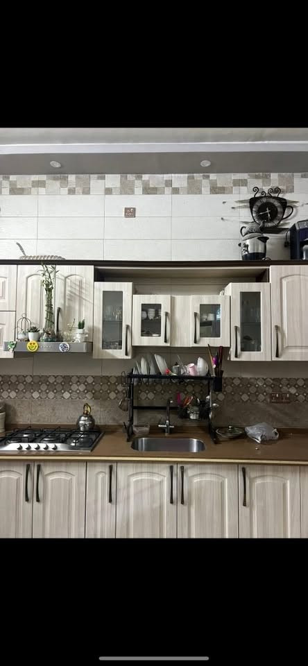 بيت للبيع  بسعر مناسب في منطقة الكريعات على ضفاف دجله مساحه ١٥٠ م واجهه ١٢،٥ بناء حديث ثلاث طوابق 
يحتوي  على ثلاث غرف نوم وصاله وخدمات كل طابق وحديقه وكراج تواصل على خاص او على رقم 

‭***********‬
