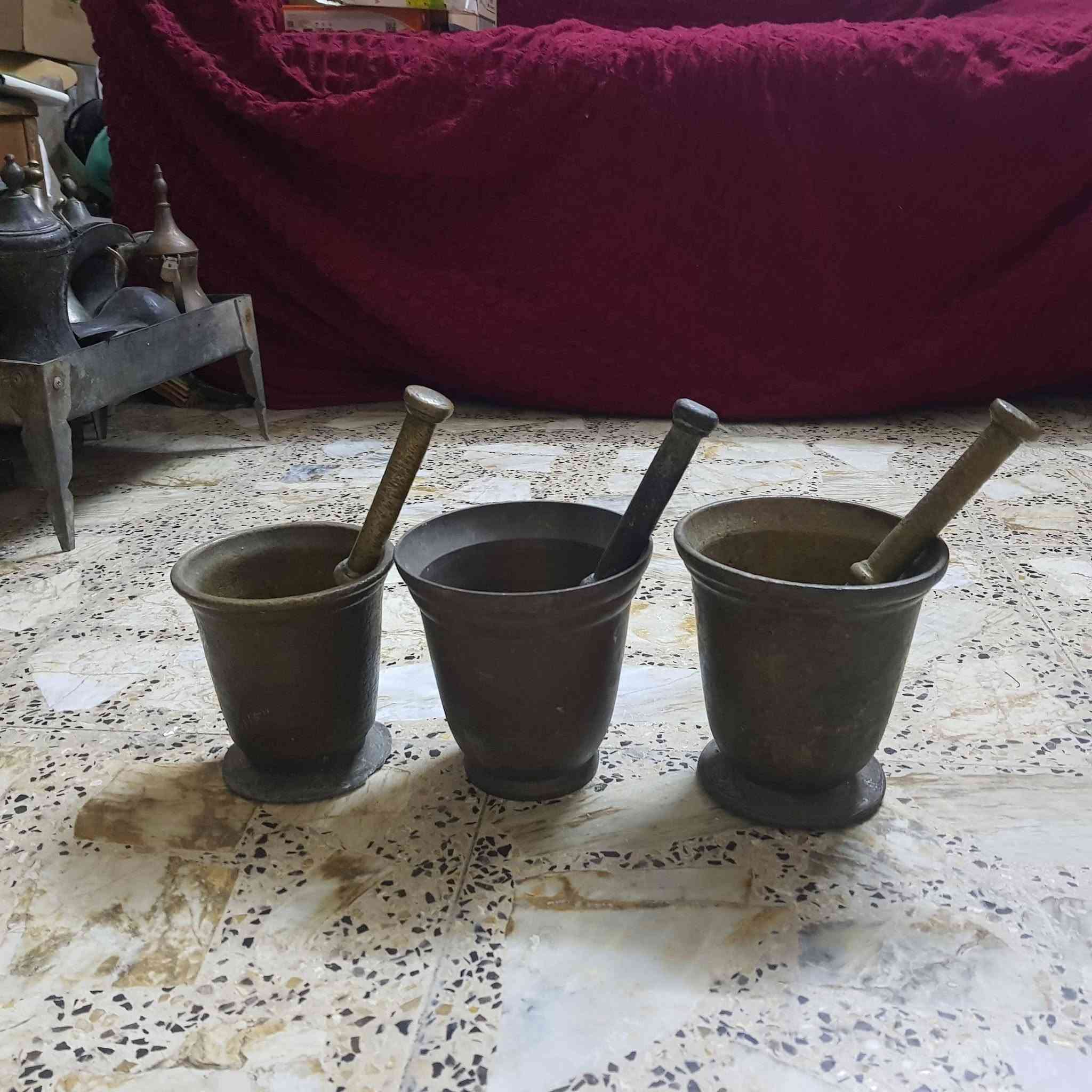 السلام عليكم اخوان ثلاثة هاونات نحاس ثقيل القياس الارتفاع ١٦ سم و ١٥سم و١٤ سم للبيع
***********
