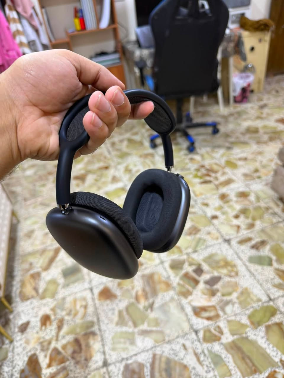 السلام عليكم اصدقائي ايربود ماكس للبيع فول نظافة مع كامل ملحقاتها ، السعر 300 الف قفل للاستفسار ***********
