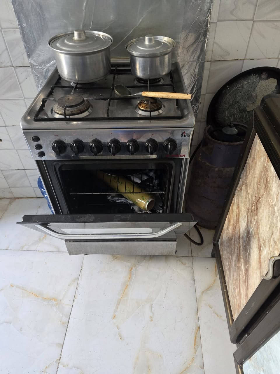 بنات غراض مطبخ مستعمل اخو الجديد للبيع فقط الثلاجة جديده ب الباكيت الصغيره استخدام ايام والبراد الصغير استخدام ايام
الثلاجه الكبيرة سعرها ٣٠٠ ال جي ياباني 
الثلاجة الصغيره انكيدو مصري سعرها ١٧٥ 
البراد الصغير ماركة نوال ب٩٠ 
البراد الكبير جو سو نيك سعره ٧٥ 
المجمده هيرو سعرها ٢٠٠ قفل 
الطباخ فريش مصري شغال هو والفرن اخو الجديد يلمع ١٥٠ 
كاونتر قفل ٣٠٠ المنيوم اولي البطن محشي كله مع سنك راح اخلي الكم الصور 
الي يحب يشتري يتصل على الرقم ***********
 بنات غراض مطبخ مستعمل اخو الجديد للبيع فقط الثلاجة جديده ب الباكيت الصغيره استخدام ايام والبراد الصغير استخدام ايام ادمن وافقي فدوه
