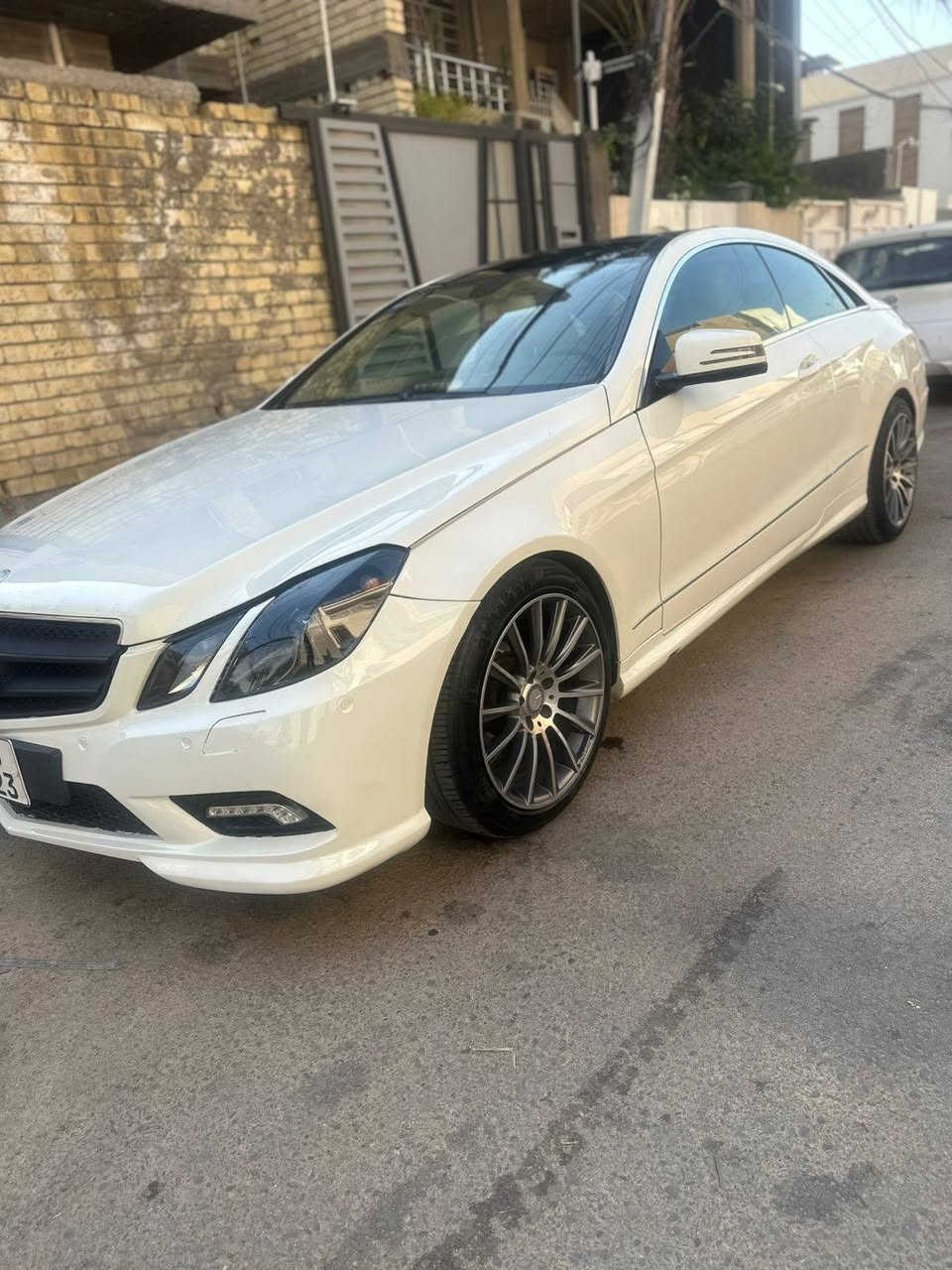 السلام عليكم 
للمراوس بجالنجر 
مارسدس E350  موديل 2011 كوبي 
فول مواصفات 
تبريد ثلج محرك 3500 v6 تنفس طبيعي 
وياله تو سايز AMG 
حادثها بأمريكا سرقه ويلات بالعراق انطخ جاملغ الأمامي الأيمن ماشيه 149 الف كيلو 
عنوان بغداد الإعلام 
***********
