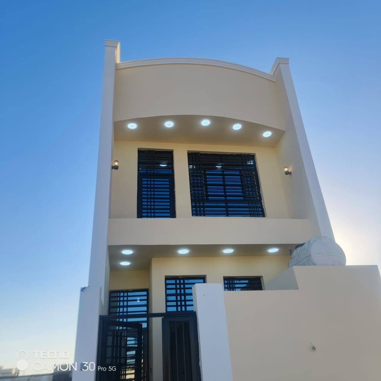 طابق ونص • حي الجهاد • ٢ غرف