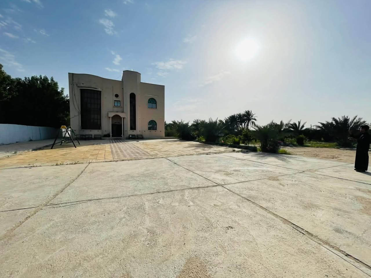 (1)6غرف نوم كبار 
(2)5صحيات ومطبخ 
(3)2050 نخله برحي ومكتوم وخلاص 
(4)500شجره حمضيات وفواكه 
(5)غرفه خارج البيت حق حارس 
(6)5محميات حق حيوانات 
رقم هاتف ***********
