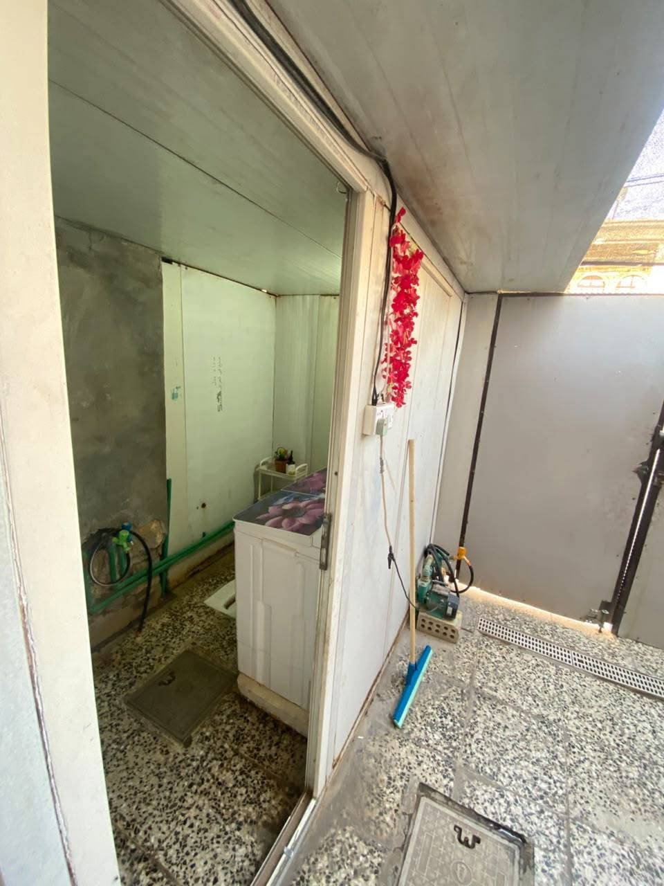 ياللة بيت للبيع مساحة 75مترطابوملك صرف طابق ونص غرفتين نوم واستقبال ومطبخ مساحة درج وصحيات وكراج واسع وصطحين البيت قرب من الشارع العام زعفرانية شارع الكهرباء السندبات قرب المدارس الحديد سعر البيت 80والاتفاصيل عل الرقم ***********

