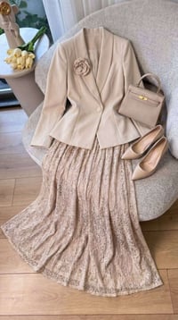 * طقم مكون من ستره وتنورة وبروش هدية  😍 ويمكن ارتدأوه مع البروش او بدو...