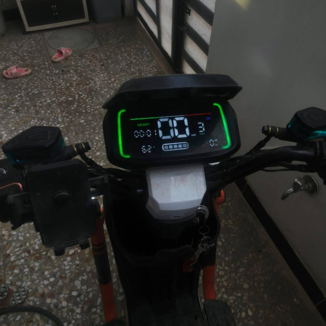 R9 pro للبيع السعر 400 وبيها مجال 5 بطاريات كبار ***********
سرعته من 50_60 حقيقي
مثبت سرعه
نضام R رجوع للخلف
3 سرع 
ملف 1500 نحاس 
الدراجه اخت الجديده بس بيها ضربه بالدرع فقط الباقي كله شغال وكلشي مابيه الدراجه مكفوله من عقل وملف وبطاريات

