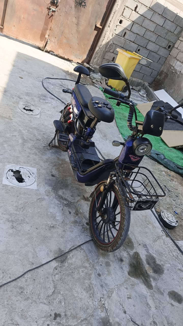 سلام عليكم دراجه شحن لبيع سعر مناسب 175وبيه شي قليل مكان ابو الخصيب بدايته *********** دراجه بيها تلث باتريات جدد واحد متفوخ تحطه على الشحن تمشي تشيلها من الشحن توكف نضافتها 85٪ سويجات اثنين بصمات اثنين تشغيل عن بعد مسجل شغال هورن اشاير وره وكدام لايت عالي ناصي.
