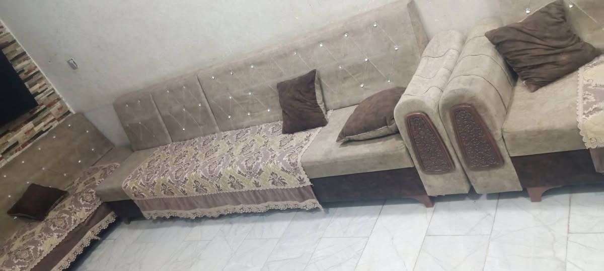 سلام عليكم ديوان للبيع متكون من سيتين كل سيت بي 5 قطع يعني كله 10 قطع بي ملا حضات بسيطه علا فحص سعره 250 و بي مجال مكانه ديوانيه مركز   شراي يتصل ***********
