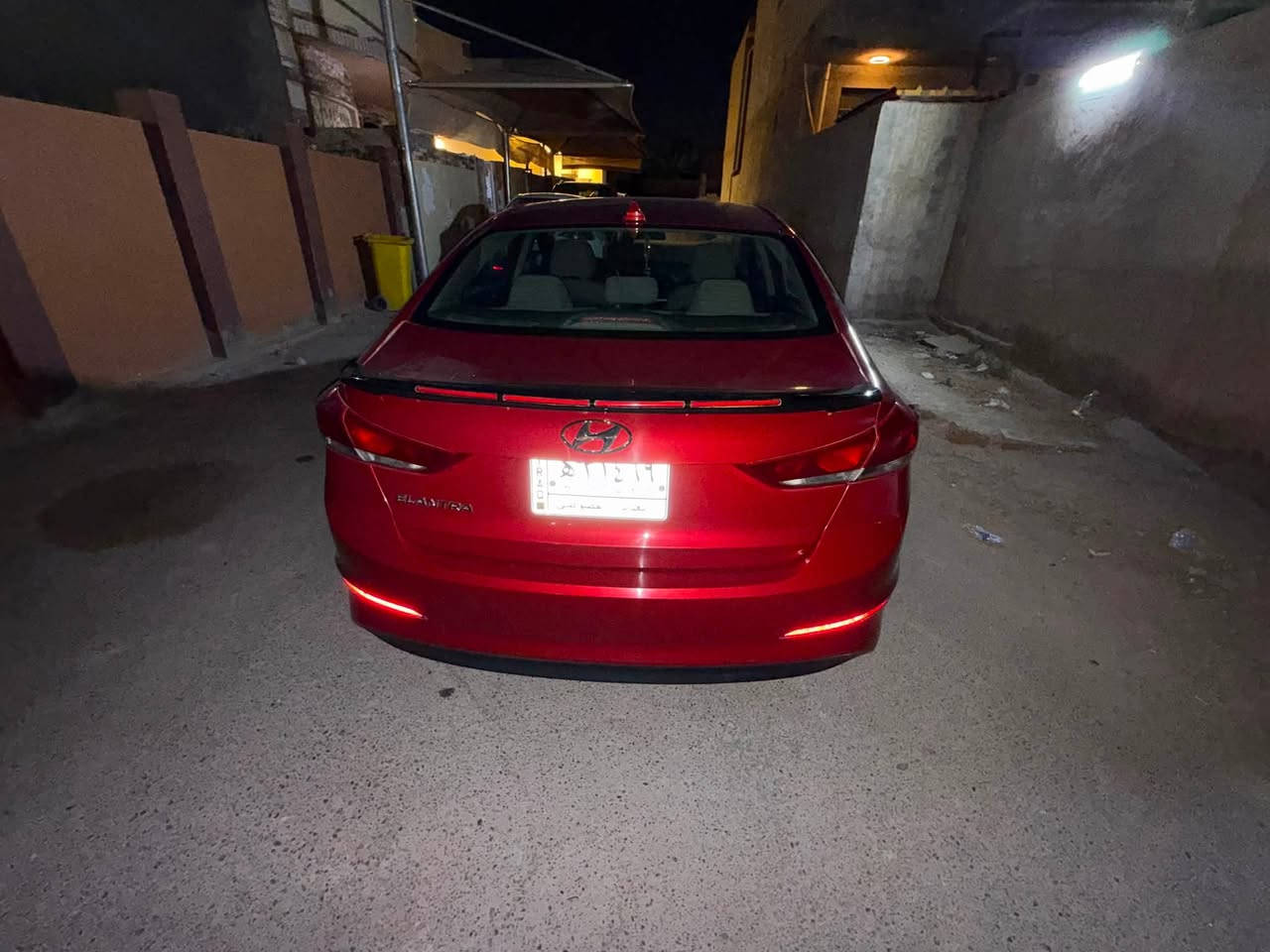 سلام عليكم.. للبيع 
  هيونداي إلانترا (Hyundai Elantra).
 الموديل: 2018.
 الفئة: SE (وارد أمريكي).
 الممشى (المسافة المقطوعة): 69,500 كم فقط (
 المحرك: 2.0 لتر (2000 سي سي) دوش (DOHC)، 4 سلندر، .
 الكير (ناقل الحركة): أوتوماتيك 6 سرعات مع خاصية التحكم اليدوي (تبترونك).

داخلية مخمل بلون بيج .
 تحكم ستيرنج كامل (جهتين) يشمل تحكم بالصوت ومثبت سرعة (Cruise Control).
 نظام قيادة متعدد الأنماط (Drive Modes): اقتصادي (Eco)، رياضي (Sport)، واعتيادي (Normal).
 شاشة معلومات قياسية بالدشبوول لعرض كفاءة الوقود وصيانة السيارة.
 مانع انزلاق (Traction Control) ونظام مكابح ABS.
 حساس إطارات ذكي.
 مصابيح أمامية عدسات هالوجين 
السعر 12700$(127ورقه)
الحادث معروض بالصور
رقم التواصل ***********
