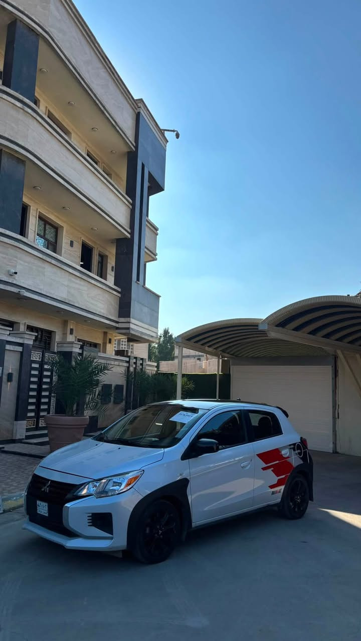 السلام عليكم  

 MITSUBISHI MIRAGE RALLIART 2023 
 المسافه المقطوعه 24000mi 
حجم المحرك : 1.2 , cyl3
لون ابيض 
بدون ايرباك 
السياره مابيها اي حادث بالبدي كلين فقط الغرفه محروكه
ابيعها على وضعها  مشتريلها بطاين جاملغات خلفيه الداخليه 
صور الحادث بالمنشور 
بدون رقم  تترقم كل المحافظات 
السعر 90 ورقه 
📍مكان السياره  بغداد حي الجامعه 
واتساب او اتصال للأستفسار 
***********
