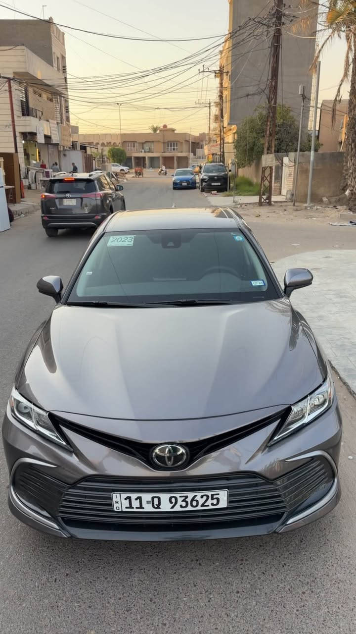 السلام عليكم الجديد الجديد سيارة بالباكيت للبيع كامري
2023 لاصبغ لاتبديل لاضربة لاايرباك لاشخط لابارد 
مياه امطار فقط بامريكا تشتغل وتمشي السيارة
ولاگلوب مشتغل بالدشبول
Toyota Camry 2023
***********
🌍 المدينة – بغداد - شارع فلسطين 
✅ المواصفات/
🚗 تويوتا كامري 2023 
وارد امريكي 
📍 الممشى: 66 الف كم
على مشي امريكا 

⛽ الوقود: بانزين
⚙️ المحرك: 2.5 لتر
🔧 ناقل الحركة: أوتوماتيك
🛞 قياس الويل: 17 إنش
✨ سيارة اقتصادية وعملية باستهلاك وقود ممتاز واعتمادية عالية، مناسبة للاستخدام اليومي والسفر.
✅ ناقل حركة أوتوماتيك
▪️ شاشة لمس
▪️ Apple CarPlay
▪️ Android Auto
▪️ بلوتوث
▪️ كاميرا خلفية
▪️ مثبت سرع 
الإطارات ويل كب 17
▪️ إضاءة LED
مكاني بغداد الغزالية 
السعر 185 وبيها مجال 
تليفون ***********
