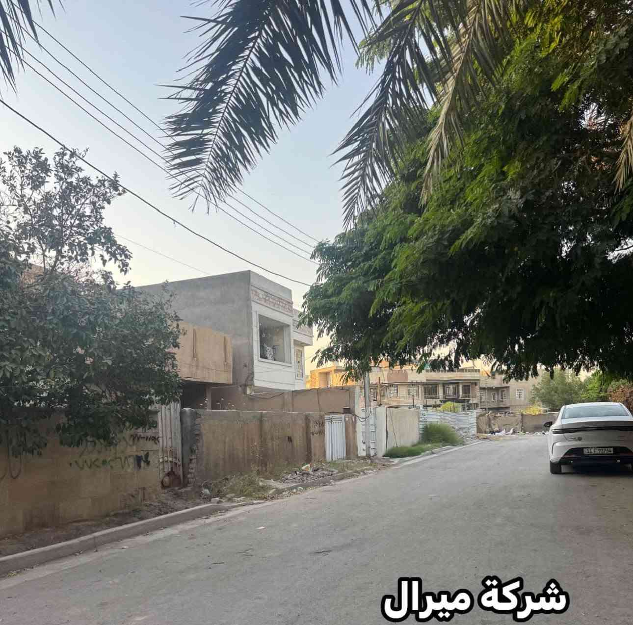 دار 200م طابقين للبيع كلاسك نضيف 
بغداد - الكرخ - حي الاعلام - العمداء 
موقع مميز وبسم شخص واحد 
4نوم / صاله / استقبال / مطبخ / خدمات 2
كراج / حديقه / مناور 2 / سطح 2 
للاستفسار الاتصال  
***********

نص مكتوب في الصور:
- شركه ميرال
- شركة ميرال
- شركة میرال