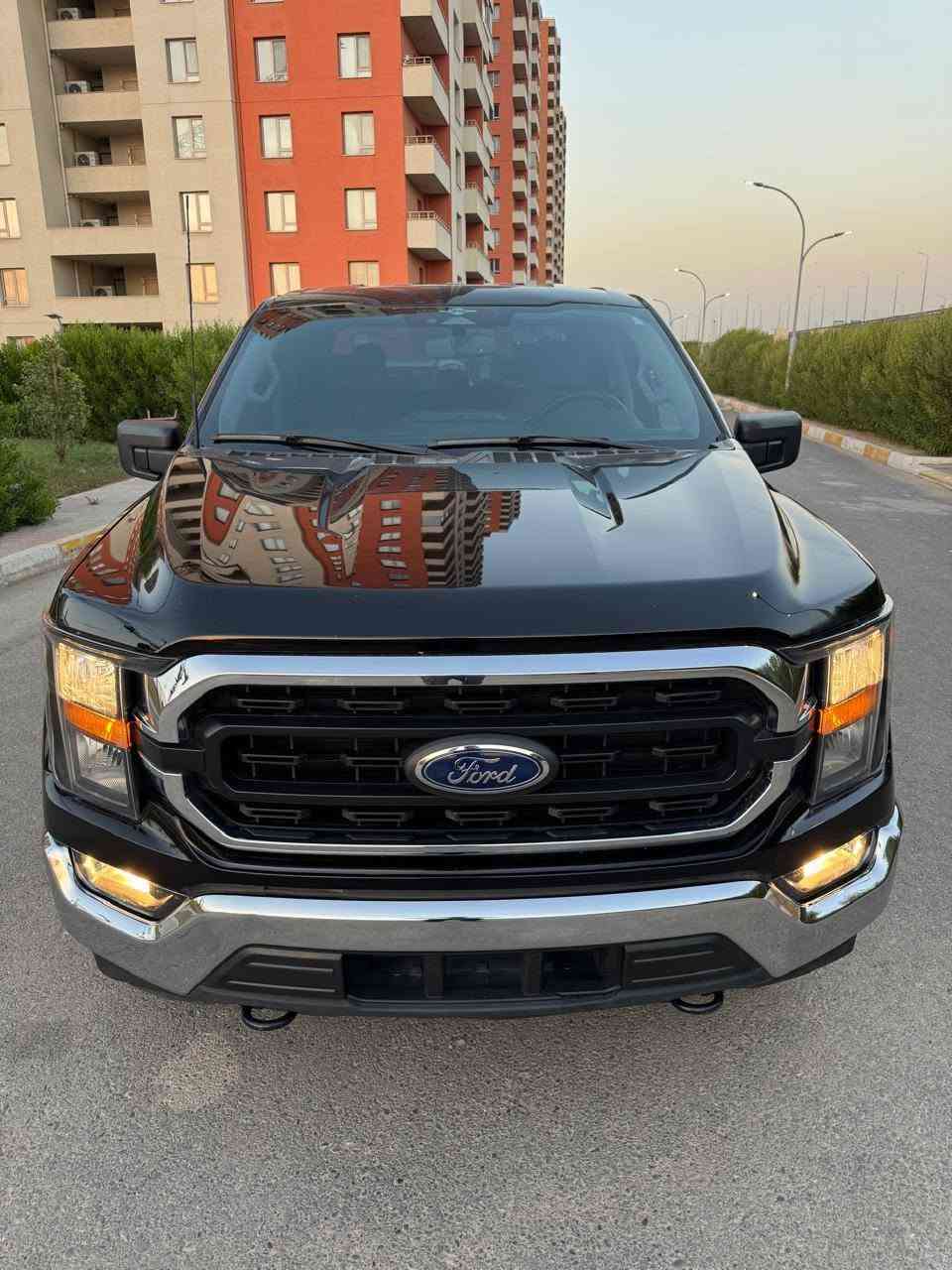 🔥 للبيع: فورد F-150 موديل 2023 - بحالة ممتازة وقفة هيبة 🔥
📌 التفاصيل العامة:
النوع: فورد اف 150 (Ford F-150)  
الموديل: 2023
اللون: أسود ملكي  
نوع الكابينة: غمارتين (SuperCrew)  
نظام الدفع: 4x4 (دفع رباعي)  
🛠️ حالة البودي والضمان:
الحادث: تبديل (باب + جاملخ) بلادي نفس اللون بدون صبغ.
الدواخل: مكفولة 100% (بدون دواخل أو تعديل بالمقصورة).
الأيرباك: سليمة بالكامل بشرط الفحص (بدون أيرباك طاق).
الجاهزية: السيارة جاهزة من كل شيء، محرك وقير وبودي بحالة ممتازة جداً.  
✨ المواصفات والكماليات:
حزمة الكروم الخارجية (شبك أمامي ودعاميات كروم).  
ويل ألمنيوم بلادي + كشافات ضباب وحوامل سحب أمامية.  
شاشة لمس تعمل بنظام SYNC 4 مع دعم Apple CarPlay و Android Auto.
كاميرا خلفية، حساسات توقف، ومثبت سرعة.
وضعيات قيادة متعددة للمدينة والطرق الوعرة.
💰 السعر المطلوب: 270 ورقة ($27,000)
📍 الموقع: [اربيل]
📞 للتواصل والاستفسار: [‎***********] يتوفر واتساب

