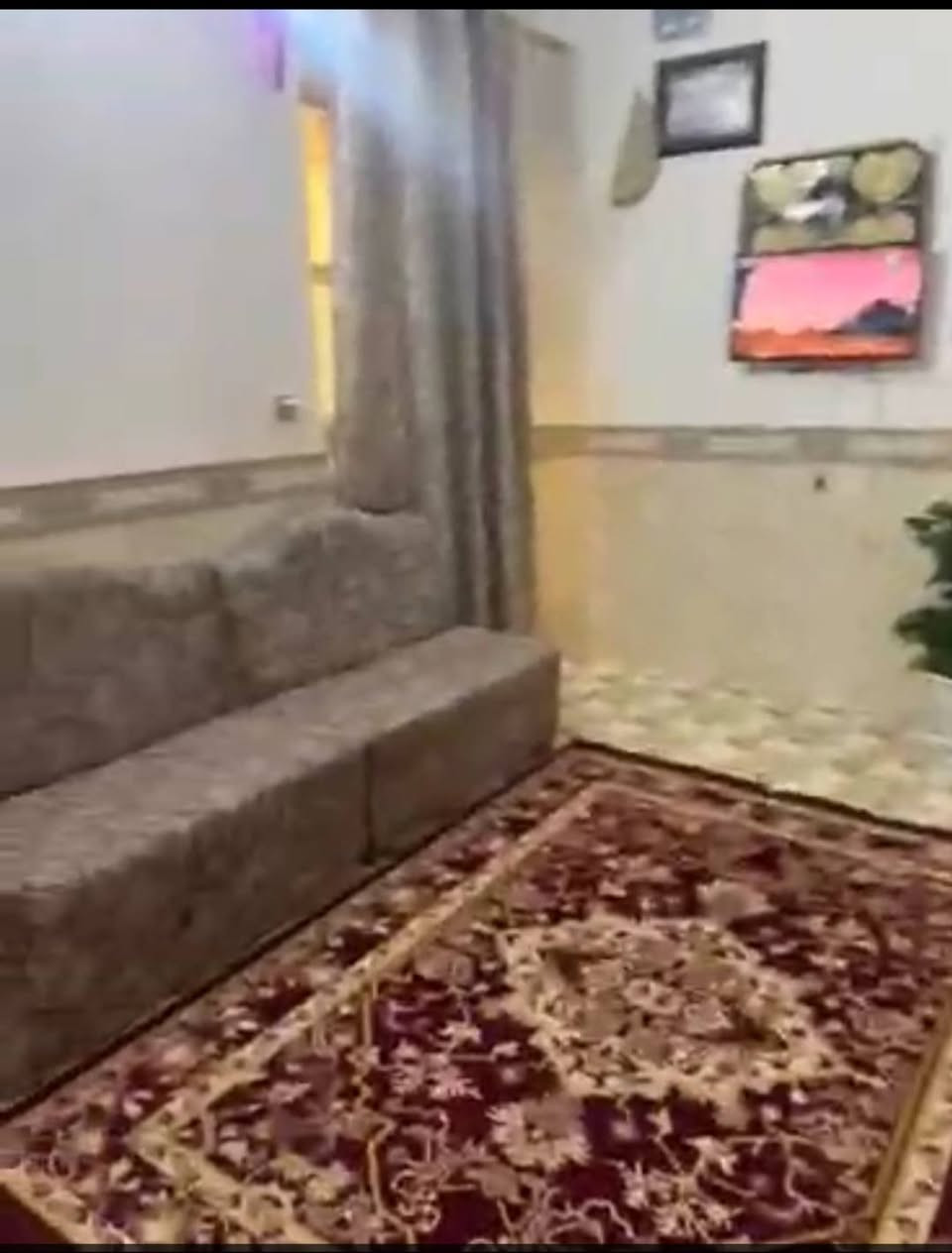 🏠 السلام عليكم ورحمة الله وبركاته
🔑 بيت للإيجار مؤثث بالكامل
✨ 100 متر – بيت جديد ونظيف
🏡 طابق واحد
📋 تفاصيل البيت:
• حمام خارجي
• مطبخ
• استقبال
• حمام داخلي
• غرفة نوم
• صالة
📍 الموقع: حي النداء – يم مدرسة الوردية ☑️
💰 سعر الإيجار الشهري: 400 ألف دينار
📸 تصوير البيت كامل متوفر
📲 للجادين، راسلني على الواتساب وأدزلك تصوير البيت كامل:
***********

نص مكتوب في الصور:
- مرحبًا بك في بيع وشراء عرصات النداء