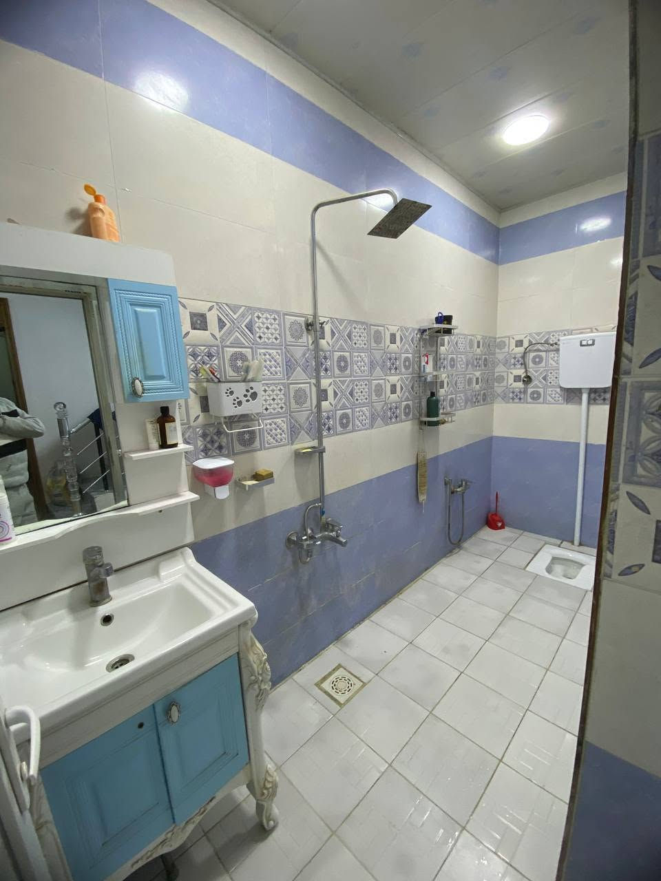 🏡 للبيع بيت سكني نظيف جداً – فرصة مميزة
📍 الموقع: كربلاء - حي السلام
✨ البيت يقع على ساحة

💰 السعر: 190 مليون

📐 المساحة: 100 متر
🛏️ 3 غرف نوم
🚿 3 مجاميع صحية
🏠 بناء 2022
✨ ديكورات جميلة وتشطيب مرتب
🧹 البيت نظيف جداً وجاهز للسكن
💡 يحتوي على صالة ومرافق متكاملة ومناسب للعائلة.

📸 الصور توضح حالة البيت وتشطيباته على الطبيعة.

📞 للاستفسار ومعرفه المزيد ***********
