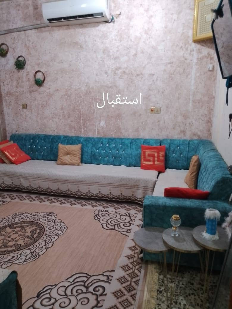 يا الله دار للبيع النجف الاشرف شارع المطار القديم غرب أسواق الأمير المساحه 100متر مربع يحتوي على غرفه وصاله ومطبخ واستقبال وحمام داخل وخارج كاشي سيراميك حمامات صور البيت موضحه بناء بلوك طفيلي اساس طابوق نهروان شقل جناي مشمول بل تمليك سقف عكاده ومطبك السعر بلاش بلاش 17مليون مع المجال للاستفسار الاتصال او المراسله على الخاص ***********
