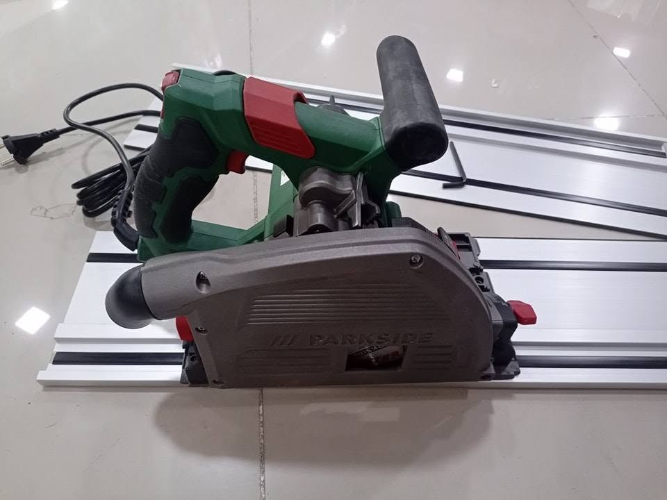 منشار غطس كهربائي (Plunge Saw) بقوة 1200 واط من ماركة منشار غطس باركسايد.
القدرة الكهربائية: 1200 واط
.قطر الشفرة (القرص): 165 ملم

المميزات الرئيسية

القطع الدقيق: يتيح لك بدء القطع من منتصف اللوح بفضل نظام الغطس

.التوجيه المستقيم: يعمل مع سكة توجيه ألومنيوم لضمان خطوط قطع مستقيمة

.إدارة الغبار: مزود بفتحة لتوصيل خرطوم شفط الغبار ونظافة مكان العمل

📍السعر (45 ألف) 

التواصل واتساب ***********

