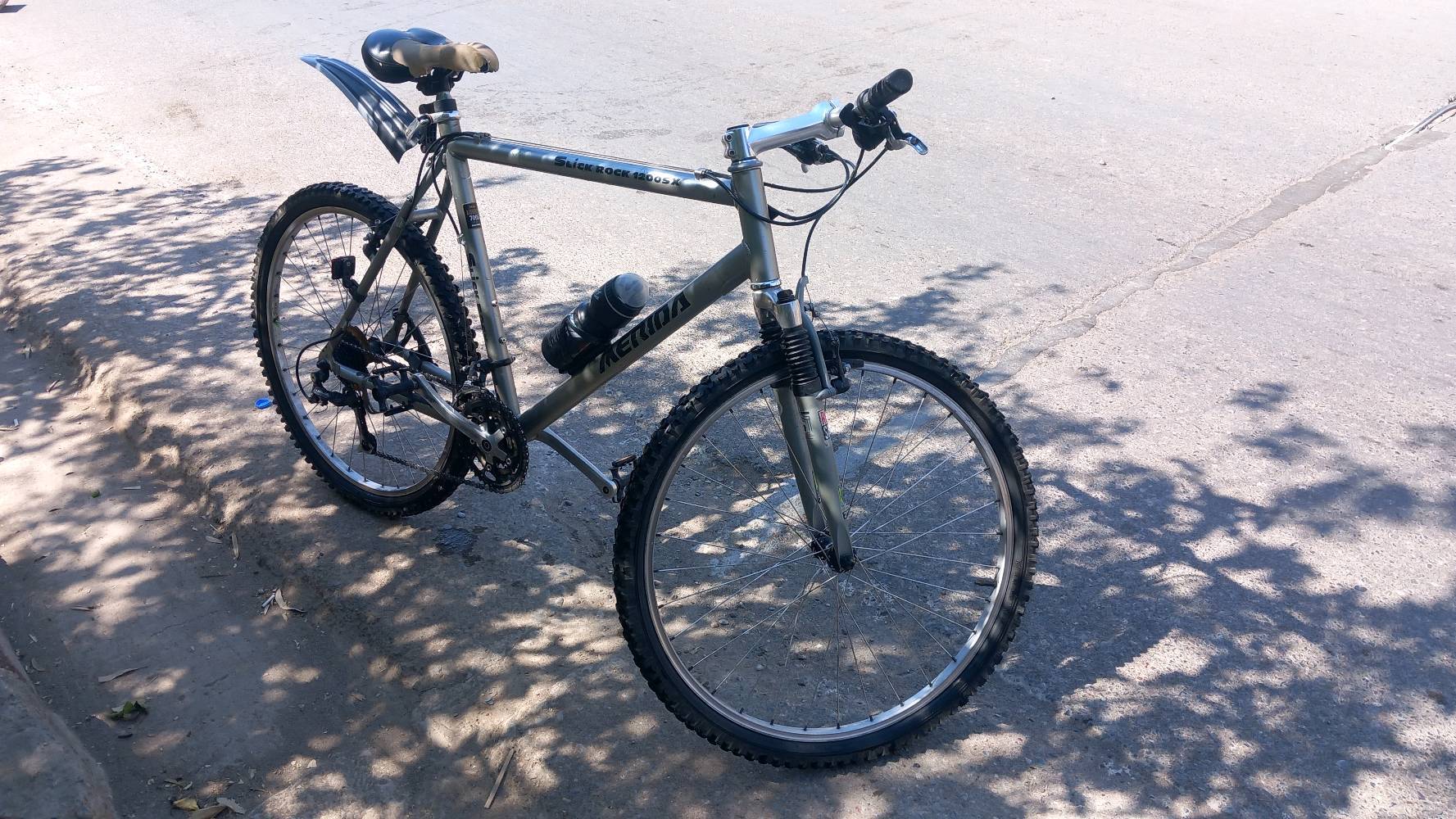 سلام عليكم. 
🚲 بايسكل Merida أصلي للبيع 🚲
​للبيع بايسكل ميريدا (Merida) جبلي نظيف وجاهز للاستخدام مباشرة بدون اي نواقص
​النوع: ميريدا (Merida) أصلي متين وقوي. فريم عالي
​بحالة جيدة تايرات جبلية خشنة 
​السعر: 125 و بيه مجال
​الموقع: موصل_سومر 
​للتواصل والاستفسار: خاص.او واتساب ***********