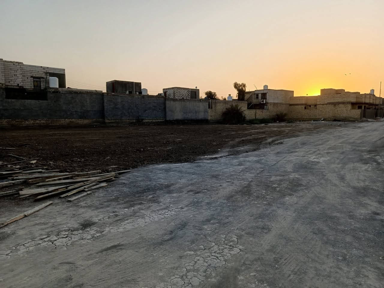 سلام عليكم يوجد الدينه قطع زراعي قرب مستشفى التركي شارع السبيس قرب سواق أم البنين قطع مرتبه وجاهزه السكن وسعار مناسبه ‏الستفسار علا رقم ‪***********‬‏
