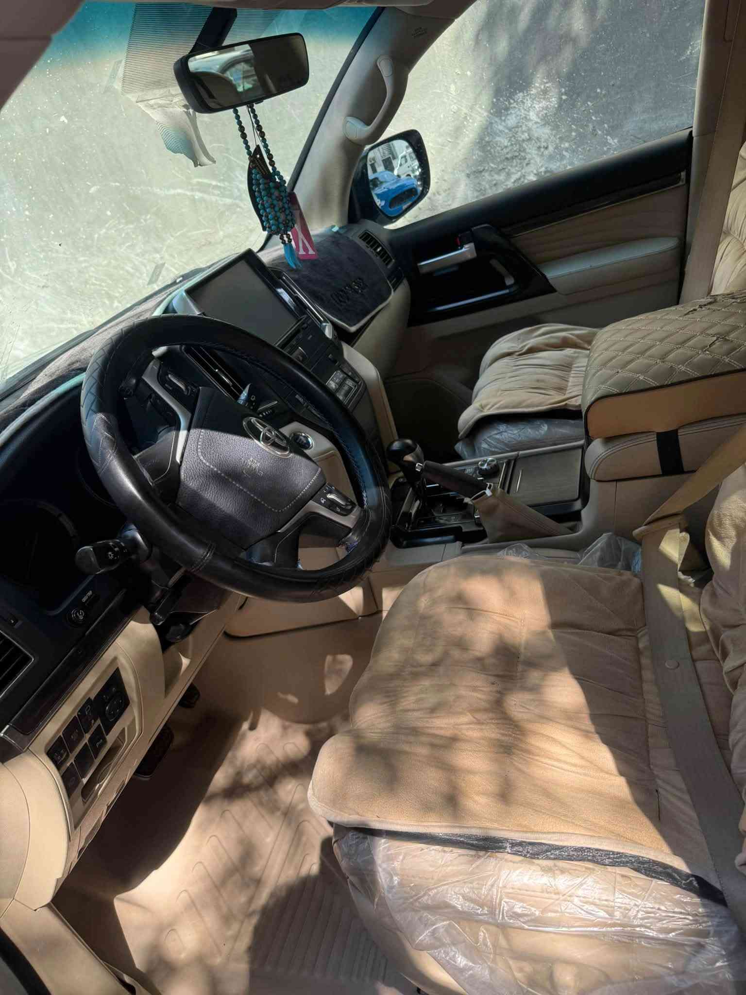 سلام عليكم لاندكروز GXR بريم كراند تورنك للبيع فقط
سيارة بيضة شمالية باسمي المواصفات معروفة مكفولة كفالة عامة مكينة ٦v تخم تاير جديد من الوكالة سيارة مال بيت ماشية ١٠٥ كيلو كشن كهرباء 

السيد احمد رقم الهاتف : ***********
مكان السيارة حي الجامعة شارع الربيع 
السعر :٥٤٠ و بيها مجال

