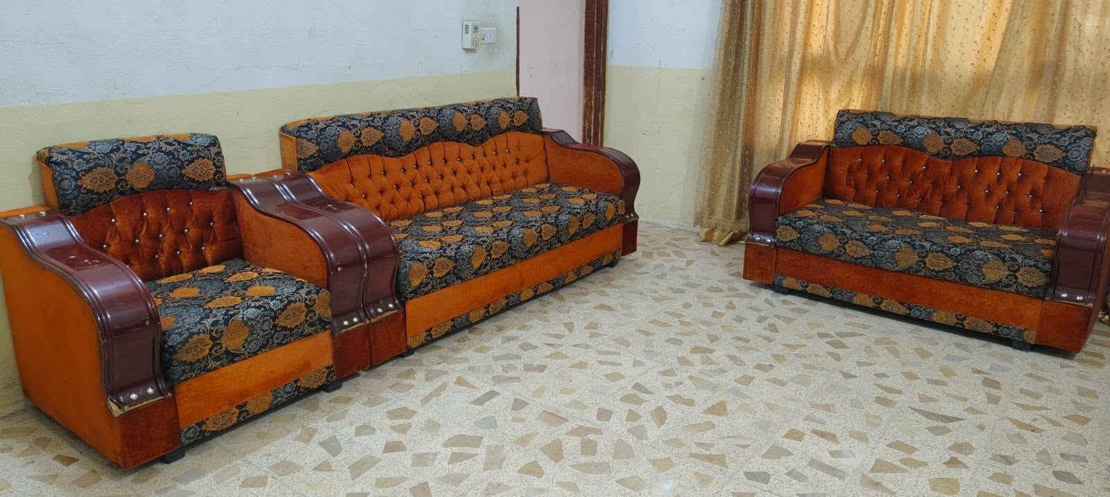 كنب ١٠ نفرات • عدد ٢ • نظيف