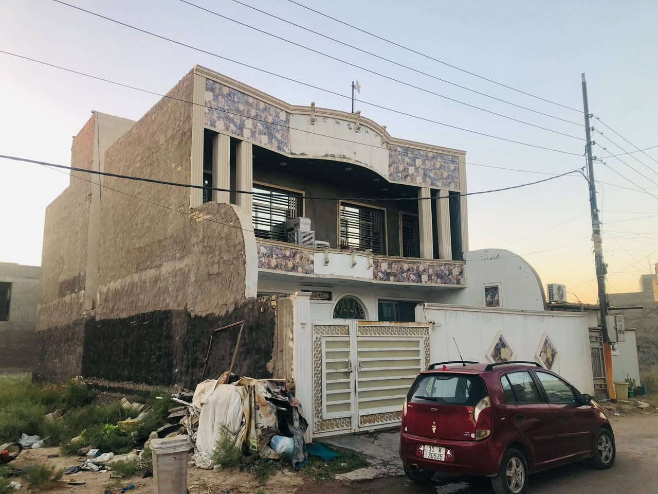 بيت للبيع 
مساحه 200متر   واجهة 10   او  نزال 20
يحتوي صاله كبيره 
او 4غرف نوم
اوخدمات بل طابق الاول او طابق الثاني‏
الدورة البوعيثة وشارع العيثاوي قرب مول ادم
‪***********‬‏
