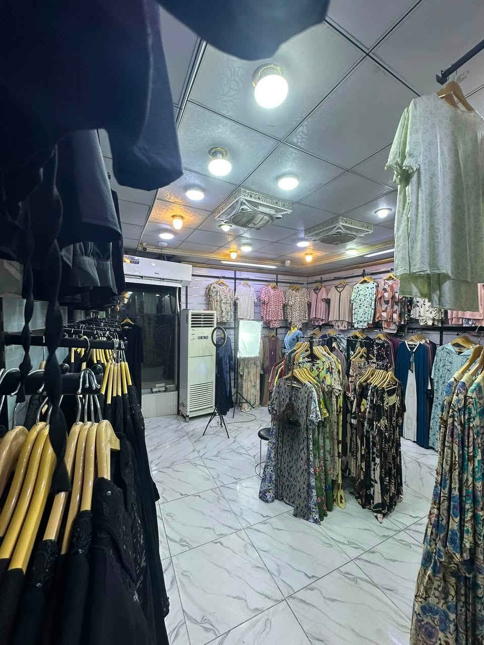 مجمع ملابس تقريبا الف قطعة ابيع شلعة للاستفسار اكثر ***********
