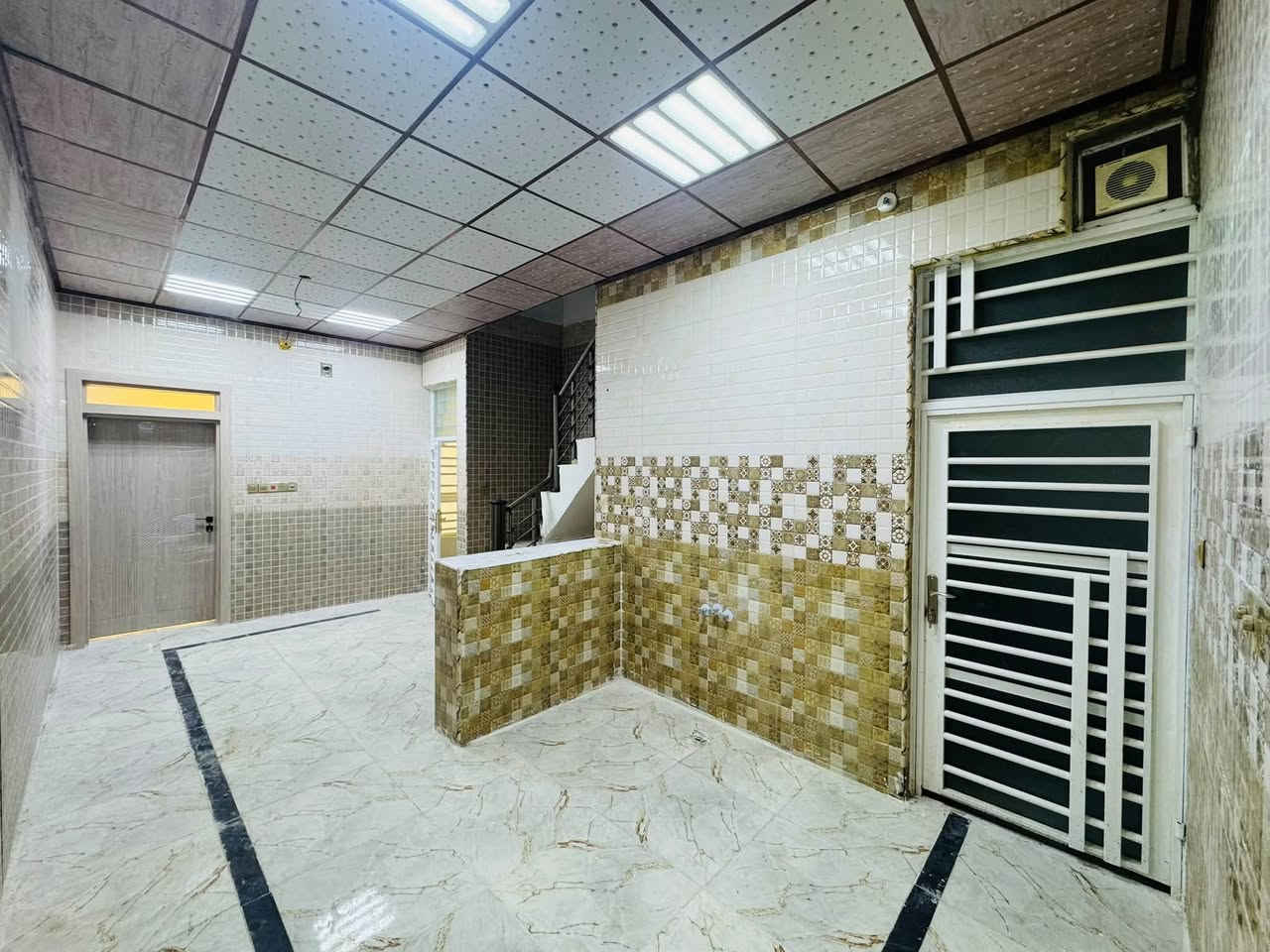 سلام عليكم بيت البيع ١٠٠ متر طابق ونص النجف حي النداء مقابيل الأميرات الأولى على شارع 20 قريب عله شارع المجمعات 
تفاصيل العقار طابو صرف📜
‏طابوك جمهوري 🧱
صب كونكريت شغل 
درجة أولى مال جناي
‏تصميم البيت يتكون 
طابق الأرضي🏠
‏استقبال صالة مفتوحة المطبخ غرفة صحيات داخلية وخارجية منور
‏طابق الثاني🏡
‏ غرفة واحدة صالة صحيات سطح فرشي 
سعر البيت ٩٥ مليون وبي مجال 💵
يوجد فيديو للبيت الاستفسار واتساب 
✅***********📞
