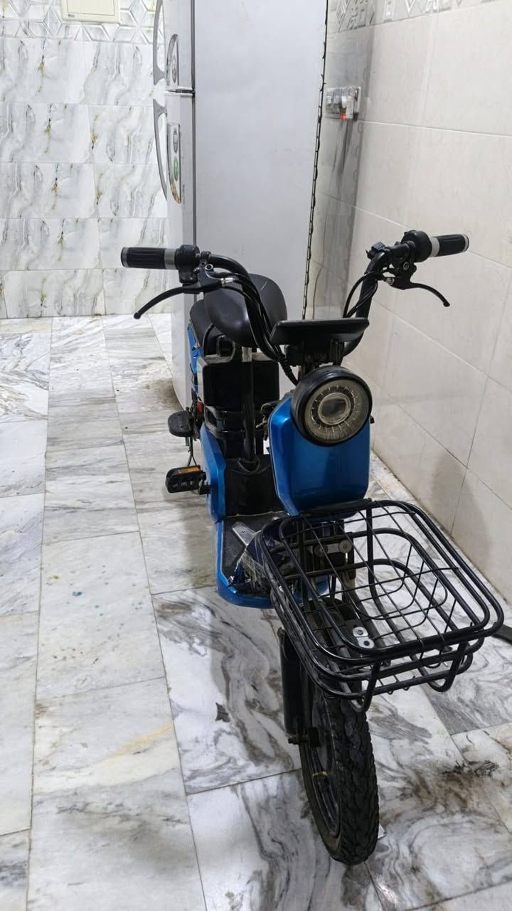 ***********سلام عليكم دراجه شحن للبيع سعر 100 وبيها مجال التار اللي قدام طاق دراجه دراجه الراديله شاحنه مال دراجه
