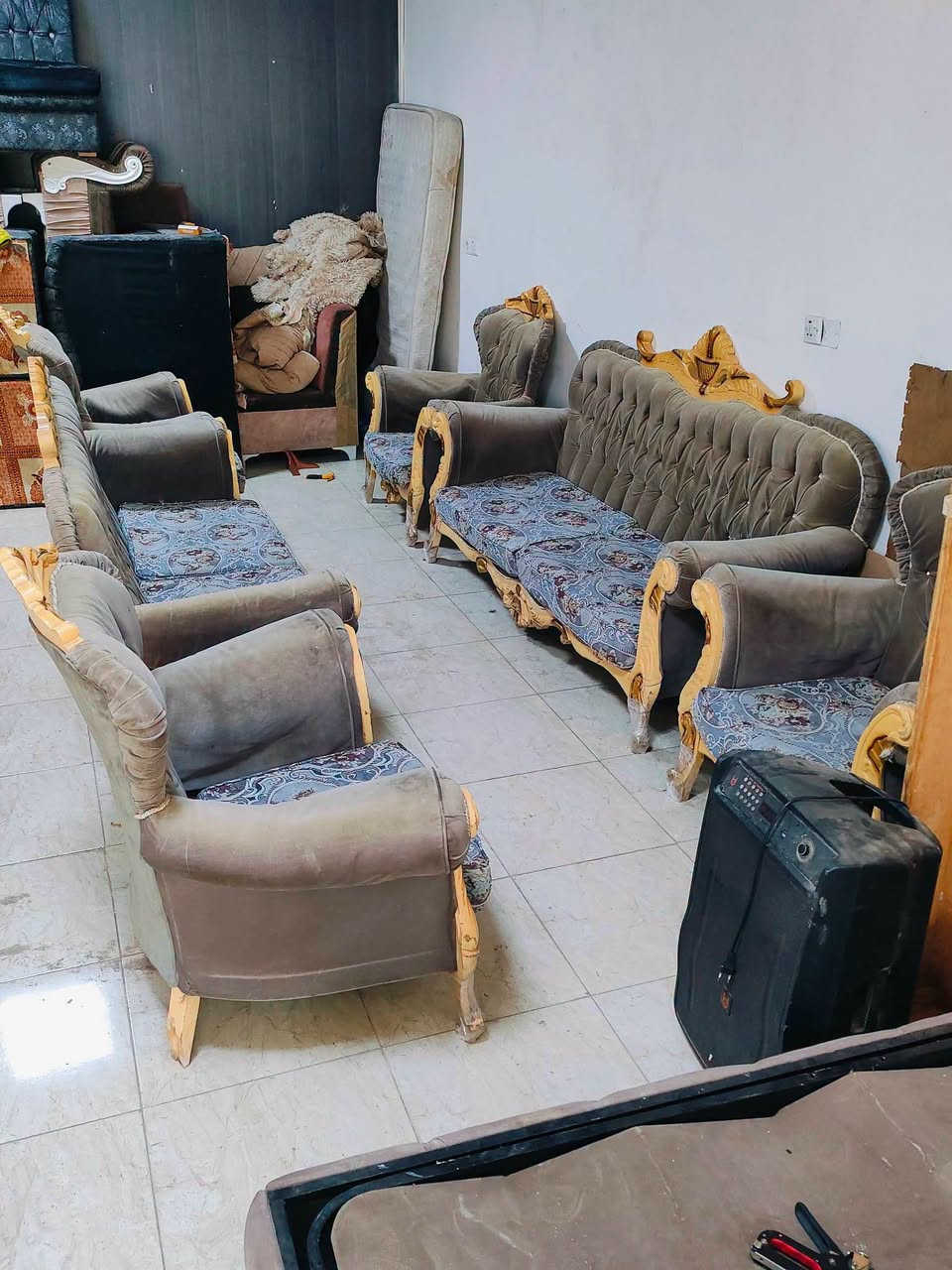 السلام عليكم تخم ملكي 10 مقاعد 6 قطع  فقط يرادله غسل للبيع سعر مناسب 100  الف  مكاني كركوك كوباني اتصال على الرقم ( *********** )
