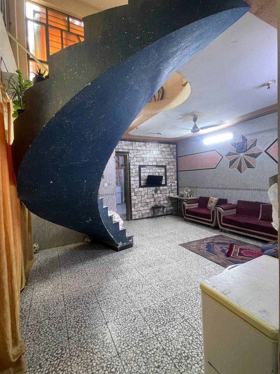 بيت للبيع بحي طارق القديم مساحة ٤٠٠م
طابق واحد يحتوي على غرفتين نوم ، صالة ، استقبال ، صحيات بداخل المنزل و بالخارج ، ترك  يصلح للبنيان ، حديقة ، كراج 
سعر١٦٠ او مراوسة بيت بالبلديات
حبيبي، الدار شنو وضع الطابو مالتها؟ طابو صرف لو عادي، وموجودة أي مشكلة بالإجراءات لو لا؟: 
طابو زراعي
الواجهة والقياسات: شكد عرض الواجهة على الشارع وشكد طول القطعة تقريباً؟ وترك البنيان على أي جهة بالضبط؟: 
الواجهة ٨ والنزال ٥٥
البيت جاهز للسكن مباشرة لو بيه شغلات تحتاج تصليح/تجديد مثل السباكة أو الكهرباء أو السطح؟ وإذا نعم شنو هي؟: 
جاهز مباشرة
وبالنسبة للبيع، السعر نهائي لو بيه قابلية للمراوسة؟ وتقبلون بدل بيت/أرض أو بس كاش؟: 
نهائي١٦٠ او مراوسة بيت بالبلديات 