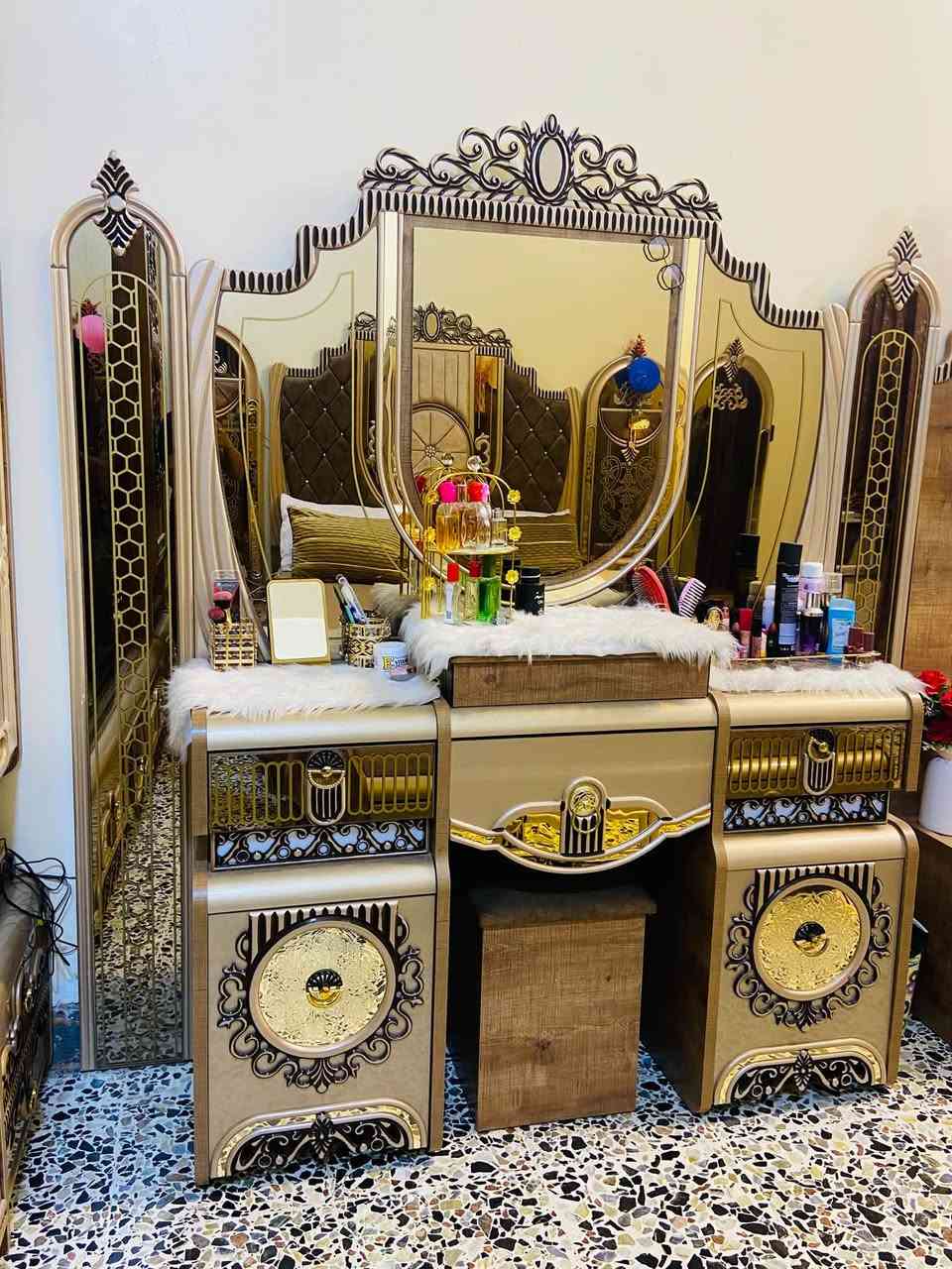 غرفه نوم تركي ملكيه ١٢ قطعه مابيها نقص مستعمله نضيفه سعر مليون و ٥٠٠ وبيها مجال حك جيه مكان فلوجه ***********
