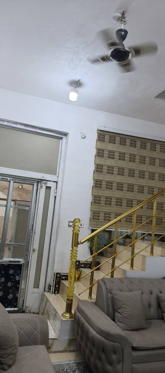 دار للبيع المساحه 100 متر طابقين كونكريت مسلح 
 الطابق الأول يحتوي على استقبال + صاله + صحيات + غرفه 
الطابق الثاني يحتوي على صاله + غرف عدد 2 + صحيات
العنوان سومر شارع البلديات قرب مدرسة دار السلام 
السعر 200 مليون للأستفسار الاتصال على الرقم ***********
