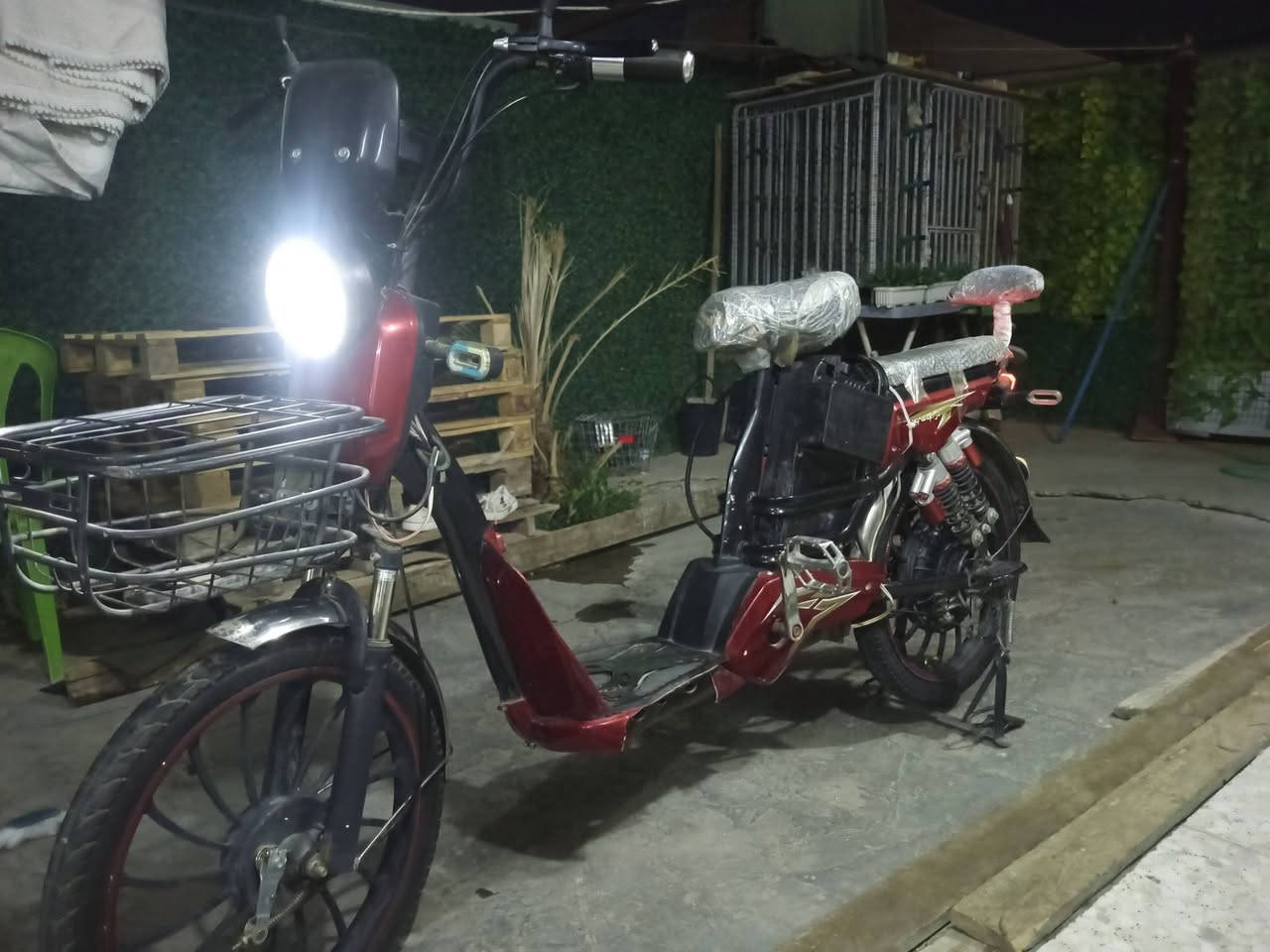 🚲 دراجة كهربائية للبيع - بحالة ممتازة 

للبيع دراجة كهربائية نظيفة جدًا وجاهزة للاستخدام، ما تحتاج أي صرف.

المواصفات: ✅ 4 سرعات. ✅ سرعة تصل إلى 80 كم/ساعة. ✅ بطاريات جديدة مبدلة. ✅ تاير چوبلس جديد. ✅ إنارة أمامية LED قوية. ✅ سلة أمامية و خلفية كبيرة. ✅  مناسبة للطلعات اليومية، التوصيل، والعمل.

الدراجة شغالة بصورة ممتازة، والبطاريات والتاير تم تبديلها حديثًا، يعني تشتري وتستخدم مباشرة بدون مصاريف.

💰 السعر: (250) و بيهة مجال 📍 الموقع: بغداد حي العامل ***********
