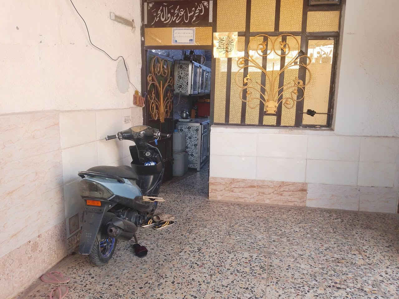 بيت البيع مساحه 180متر زراعي يحتوي على 4غرف مطبخ واستقبال وصاله جسر ديالى حي لسلام قرب شبكته ابو سماعيل سعره على الخاص ***********
