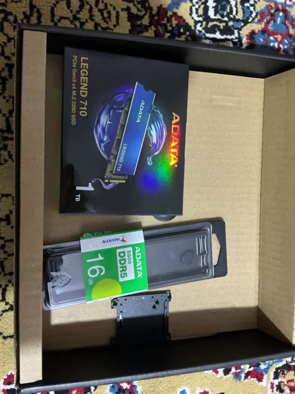 للبيع تجميعة احترافية بالمواصفات التالية:
كرت الشاشة (GPU): Gigabyte GeForce RTX 5060 Eagle Max OC 8G  

 المذربورد (Motherboard): MSI PRO B650M-B (AMD Socket AM5)  

 الرامات (RAM): ADATA 16GB DDR5 5600  

 التخزين (SSD): ADATA Legend 710 1TB M.2 2280 NVMe  

 مبرد المعالج (CPU Cooler): Thermaltake UX400 ARGB Sync  

 مزود الطاقة (Power Supply): XPG Probe Bronze 600W (80 Plus Bronze)  

 الكيس (Case): Thermaltake S200 TG ARGB

معالج(cpu):ryzen5 9600x  

 منظم الطاقة (UPS): ZEUS 1500VA  

الحالة: ممتازة / جديدة (القطع واضحة بالصور)

مطلوب بسعر 1.672 مليون 

بيهه مجال بسيط 

التواصل واتساب ***********

او على الخاص فيسبوك
